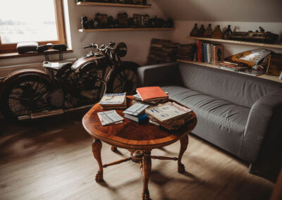 Showroom historických motorek - sedačka se stolem